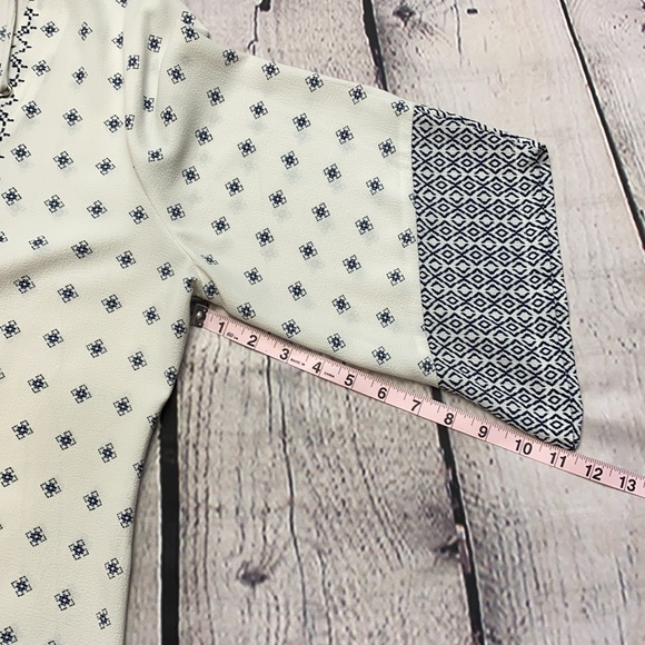 sunny leigh Cream & Navy Top Size: Large - Picture 14 of 17